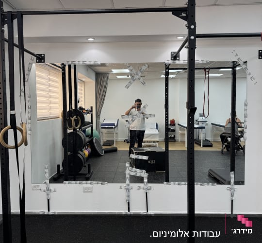 מראות עם מסגרות אלומיניום בחדר כושר